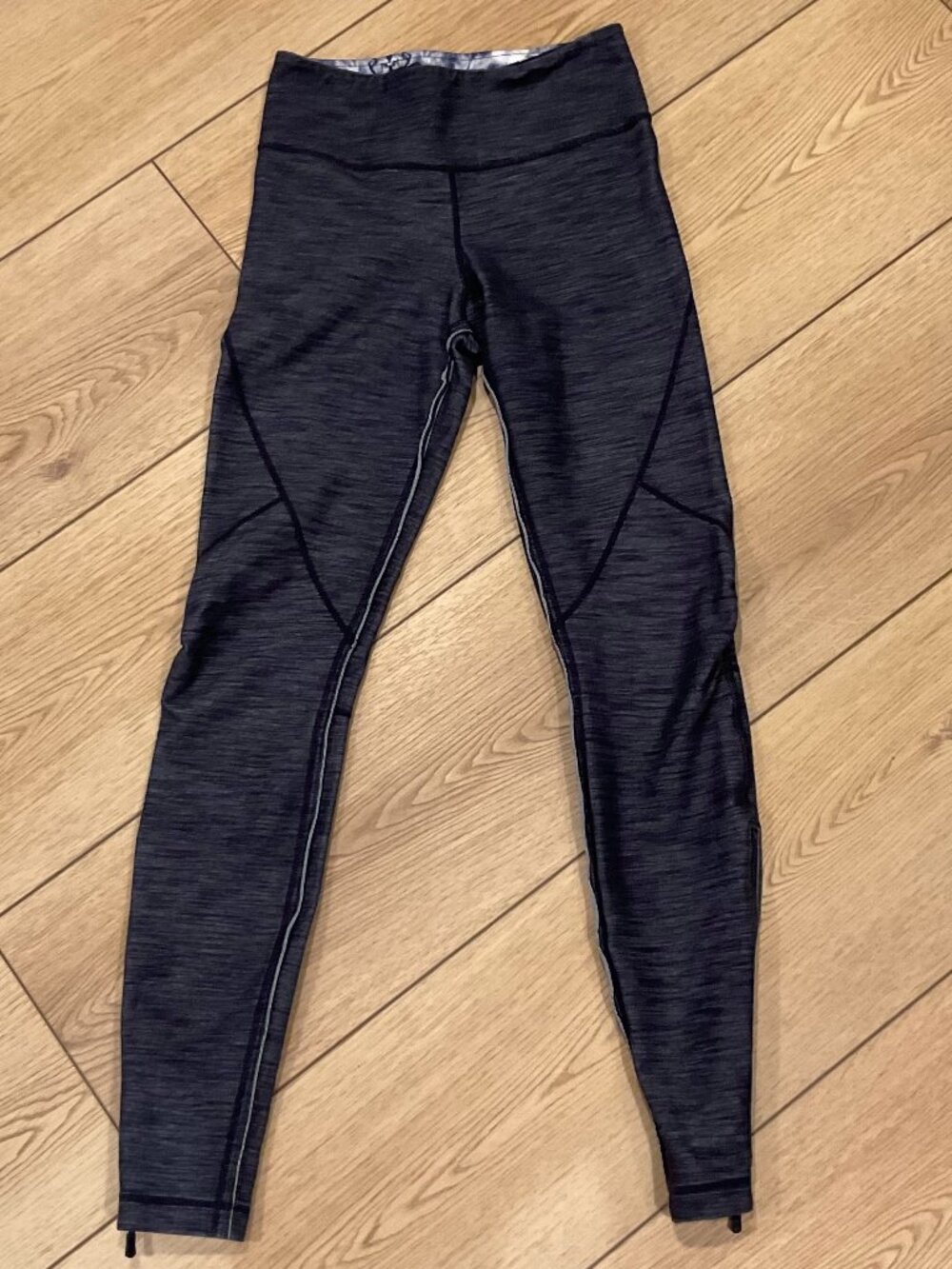 Lululemon leggings w/patterned internal waistband, zip ankles (size 4)